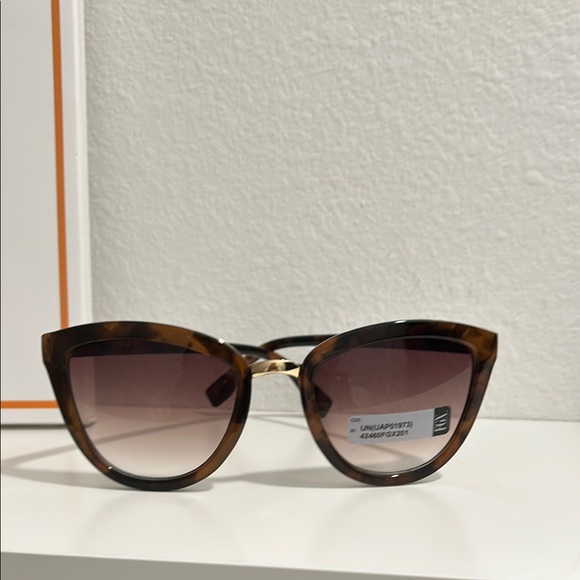 unbranded Accessories - Chic Cat-Eye Sunglasses